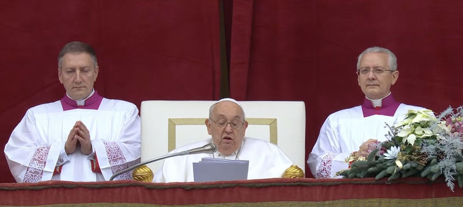 El Papa leyendo su discurso de Navidad al mundo