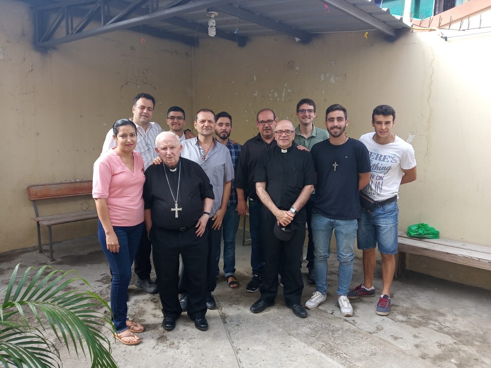 Cardenal Cañizares durante su viaje a ecuador, junto a Ramón Peris y seminaristas