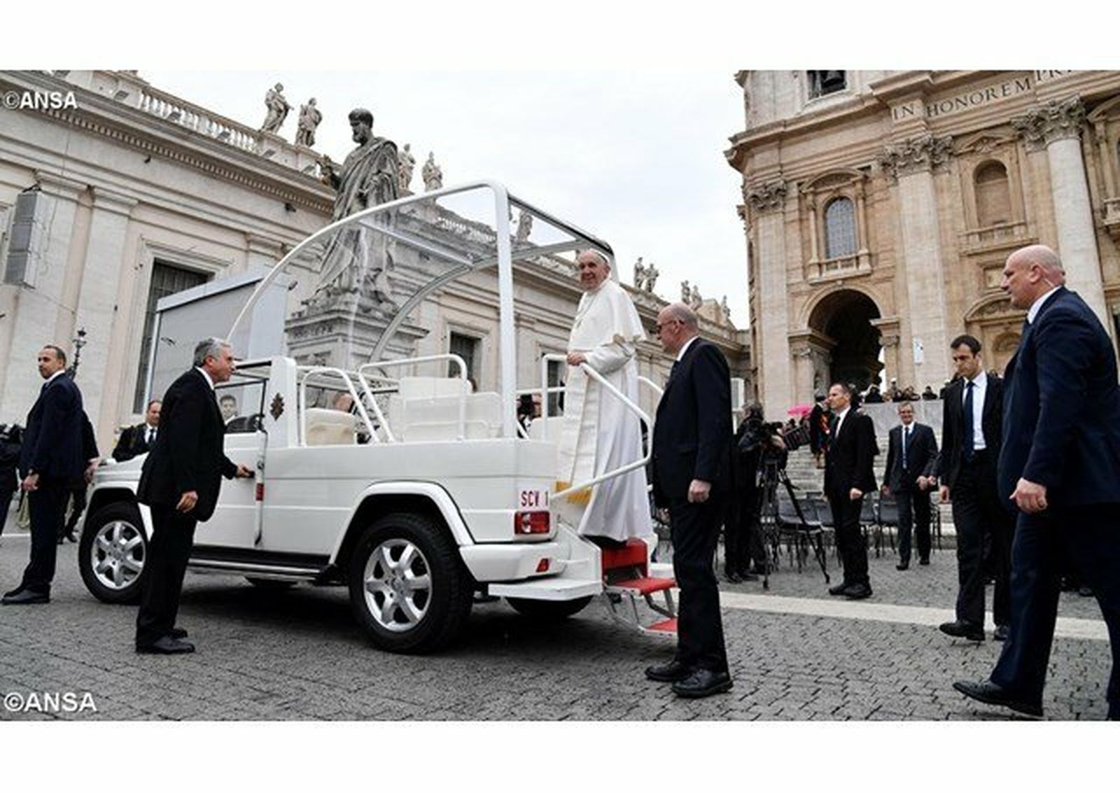 El Papa baja del jeep en San Pedro