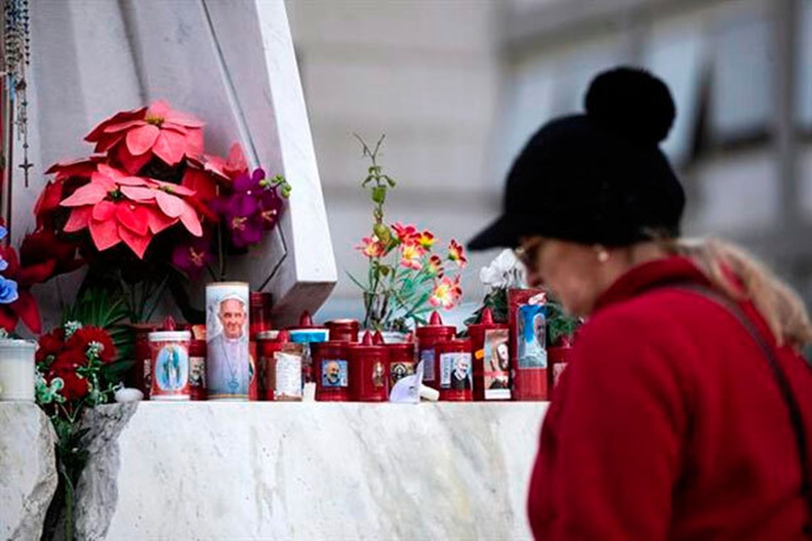 Un pequeño altar con flores, velas y mensajes para el Papa. Roma.