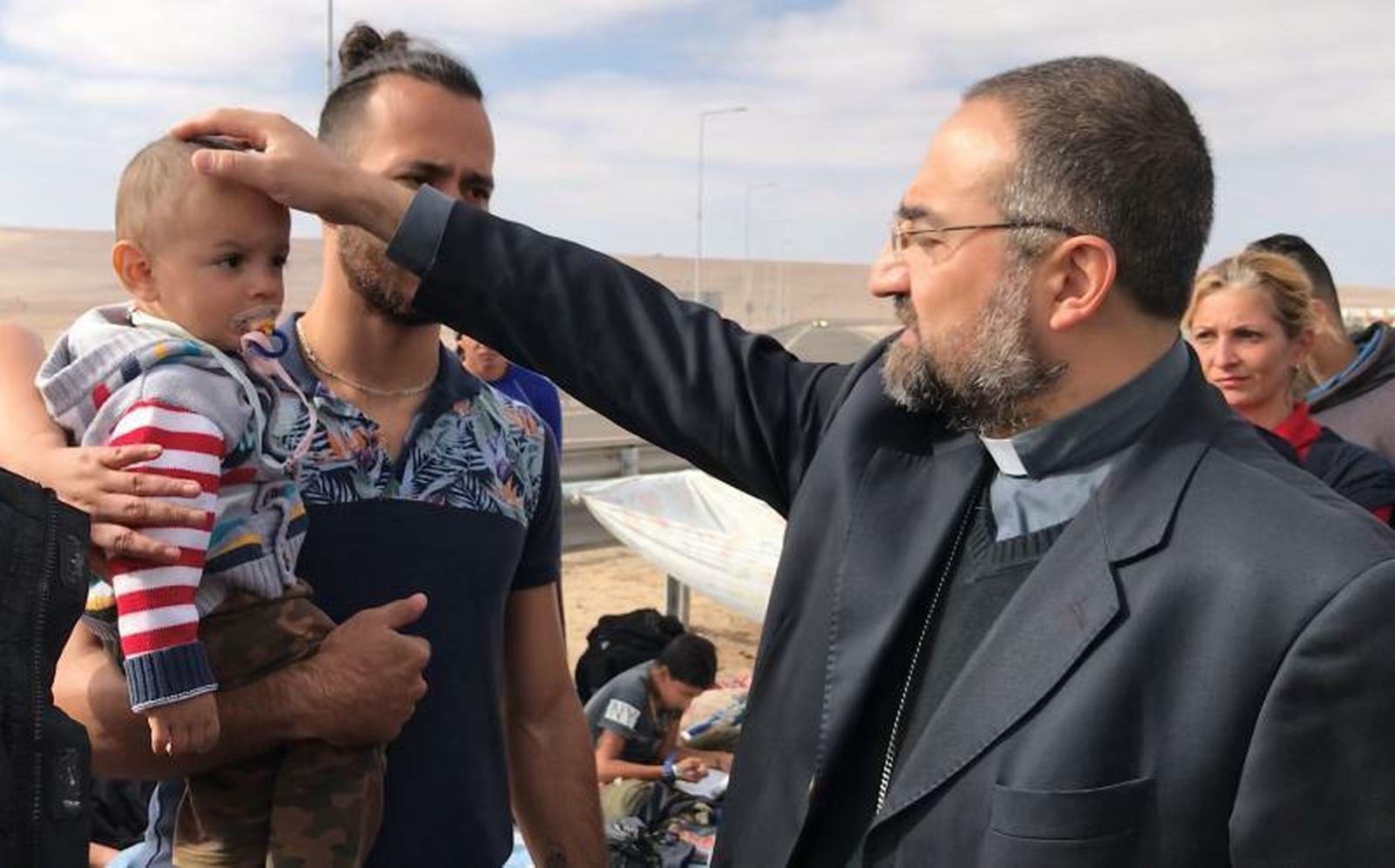 Mon. Moisés Atisha en la frontera entre Chacalluta y Santa Rosa, para verificar la situación de los inmigrantes atrapados