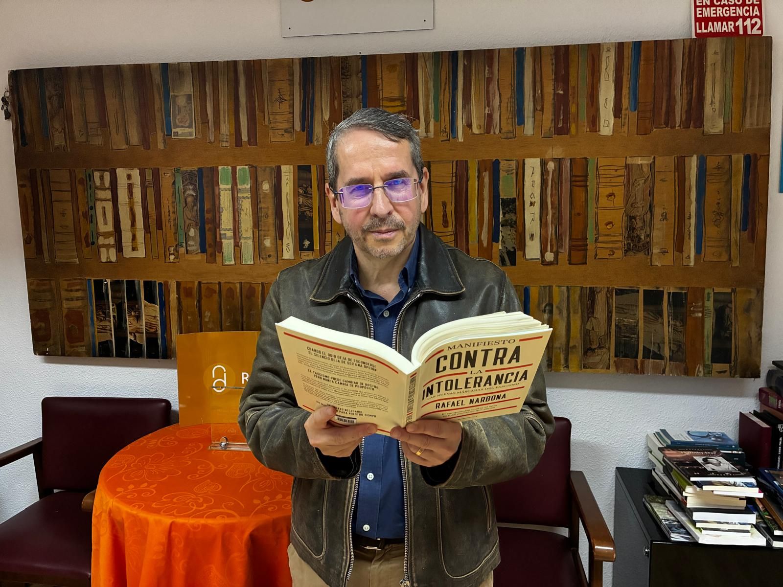 Rafael Narbona con su último libro