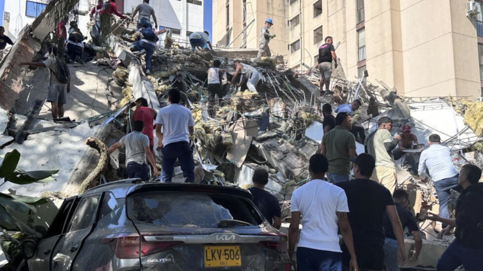 Labores de búsqueda tras el terremoto en Colombia