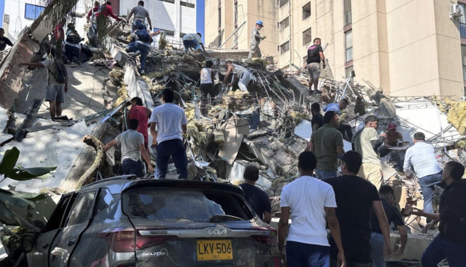 Labores de búsqueda tras el terremoto en Colombia
