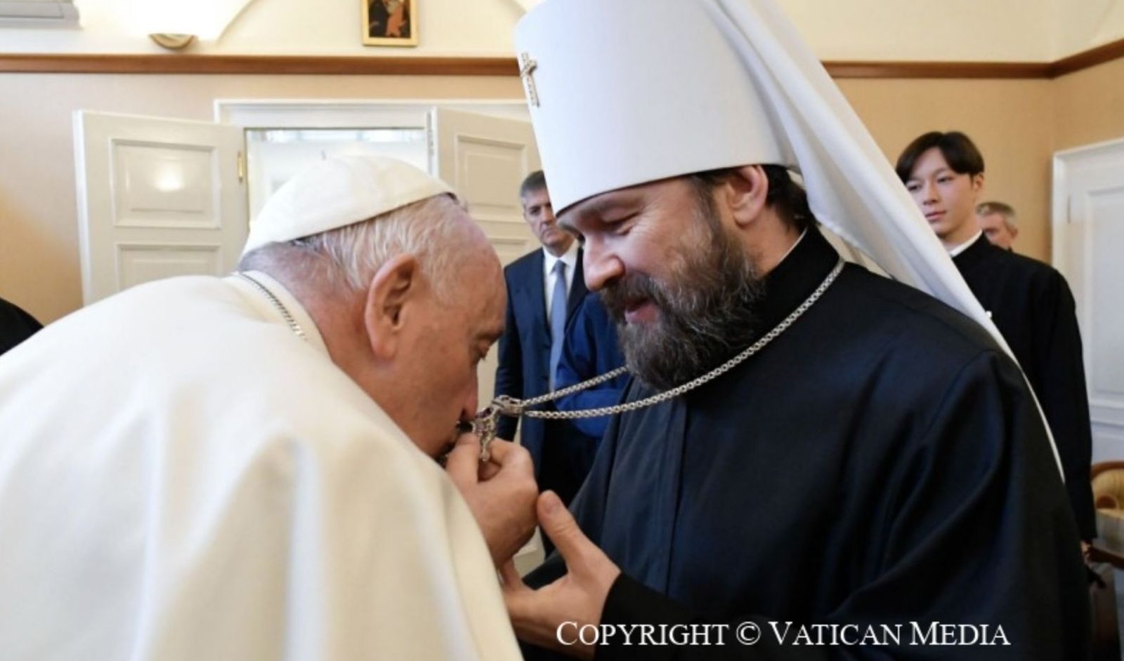 El Papa besó la cruz pectoral de Hilarión