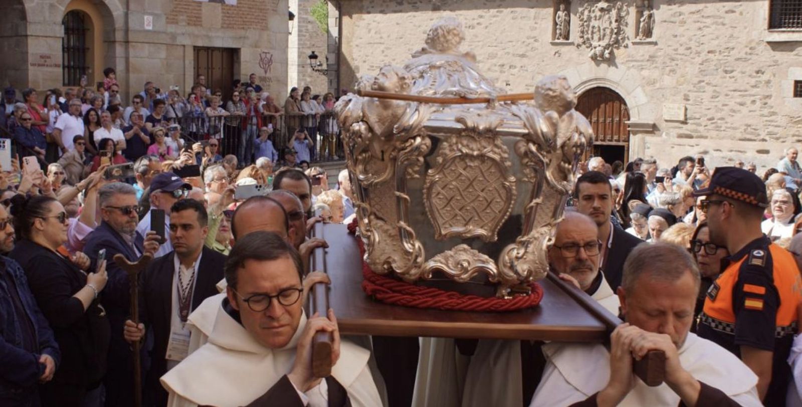 Procesión de los restos de la santa por Alba de Tormes