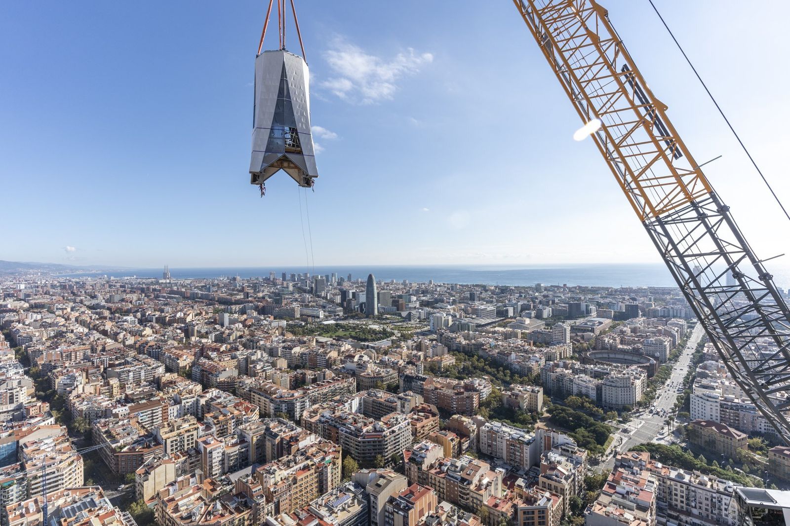 La Sagrada Familia coloca el primer elemento de la Cruz en la torre de Jesucristo