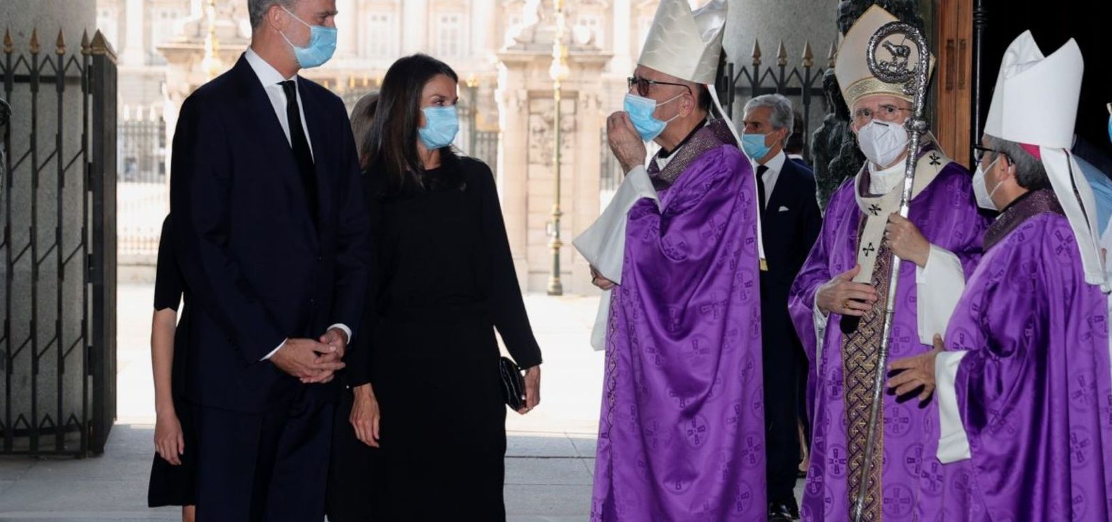Los Reyes, a la entrada del funeral