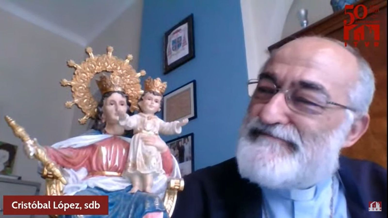 El arzobispo de Rabat, junto a Maria Auxiliadora, durantes su conferencia telemática.