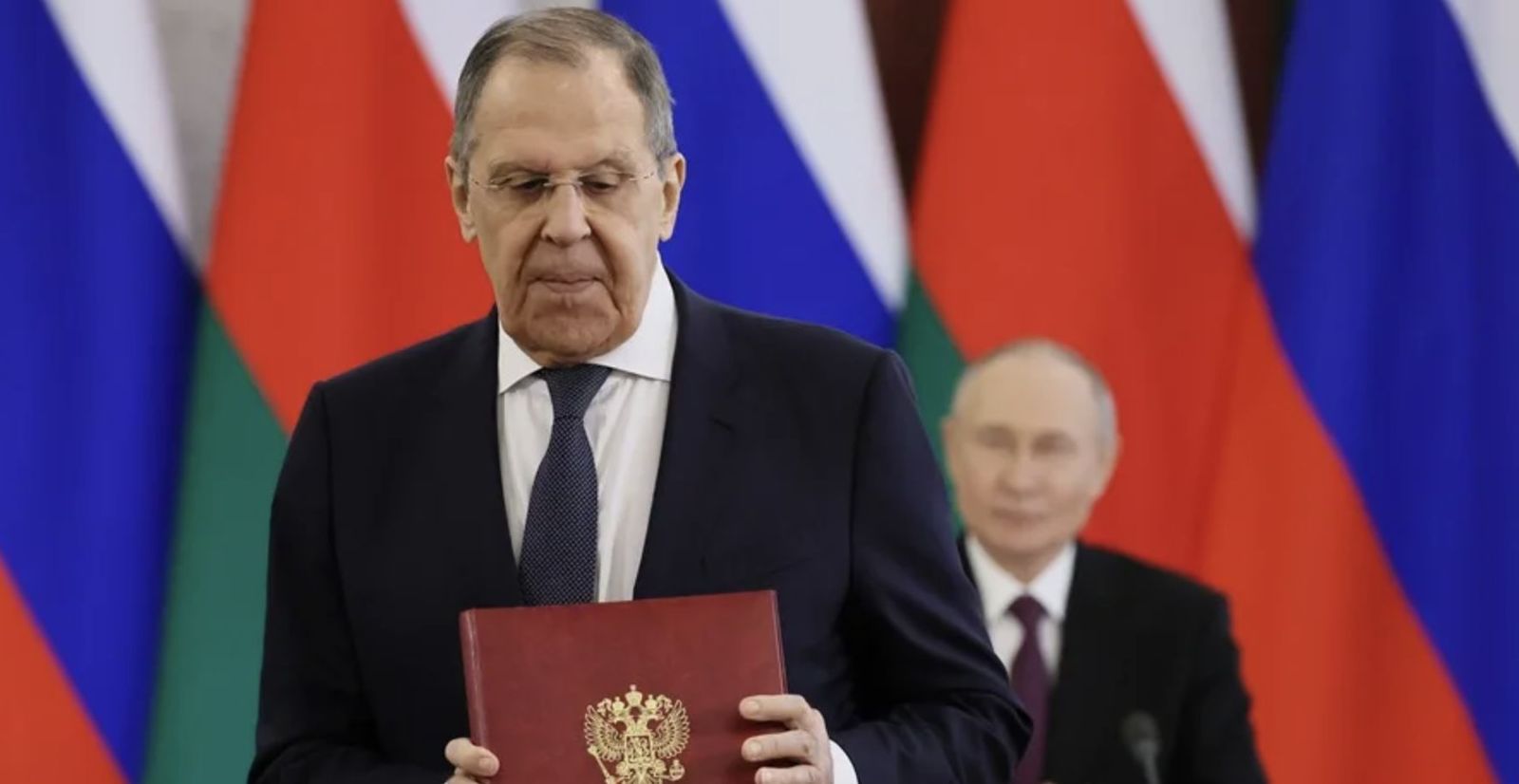 Lavrov, junto a Putin