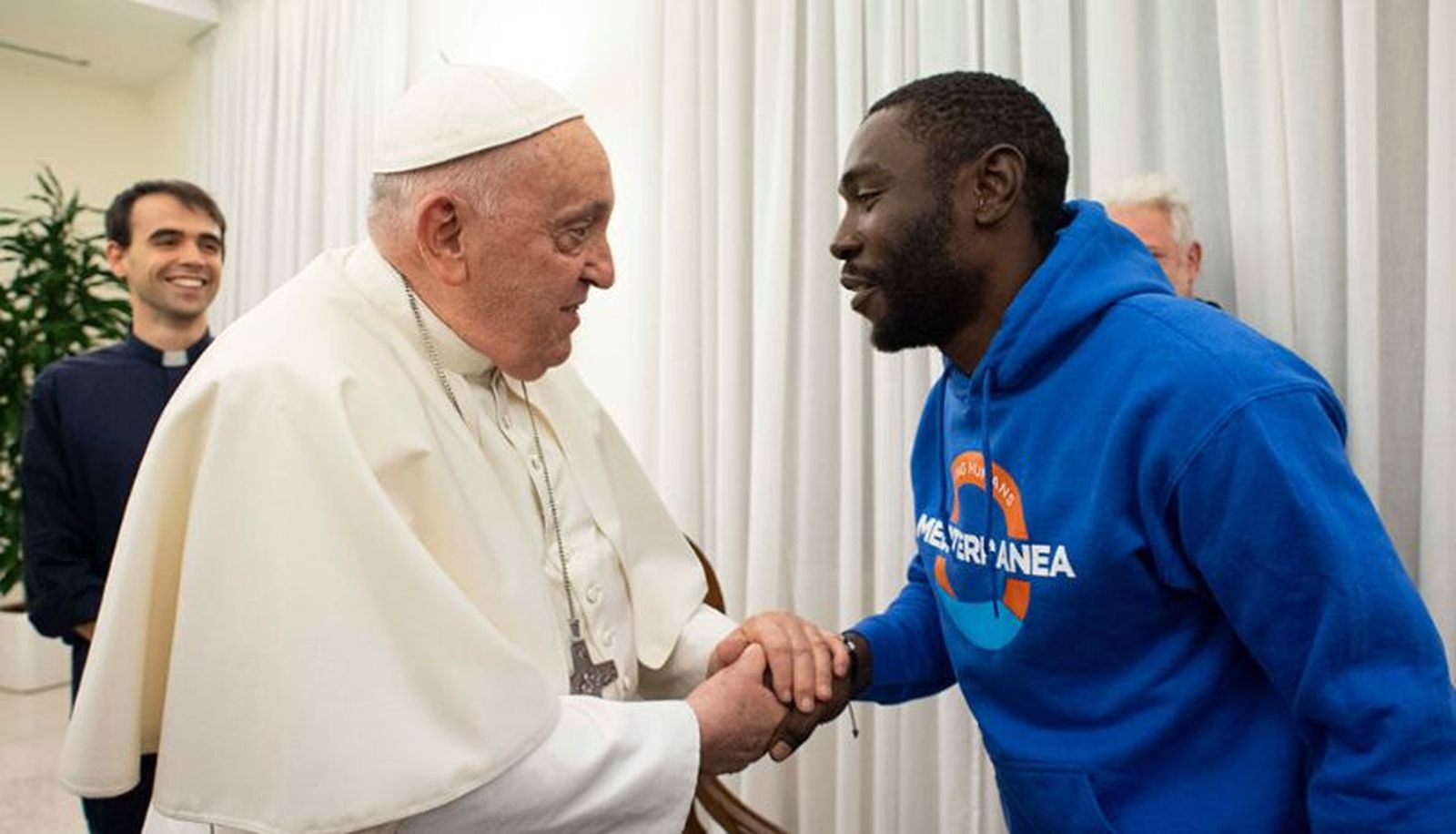 Francisco saluda al joven camerunés Mbengue Nyimbilo Crepin 'Pato'