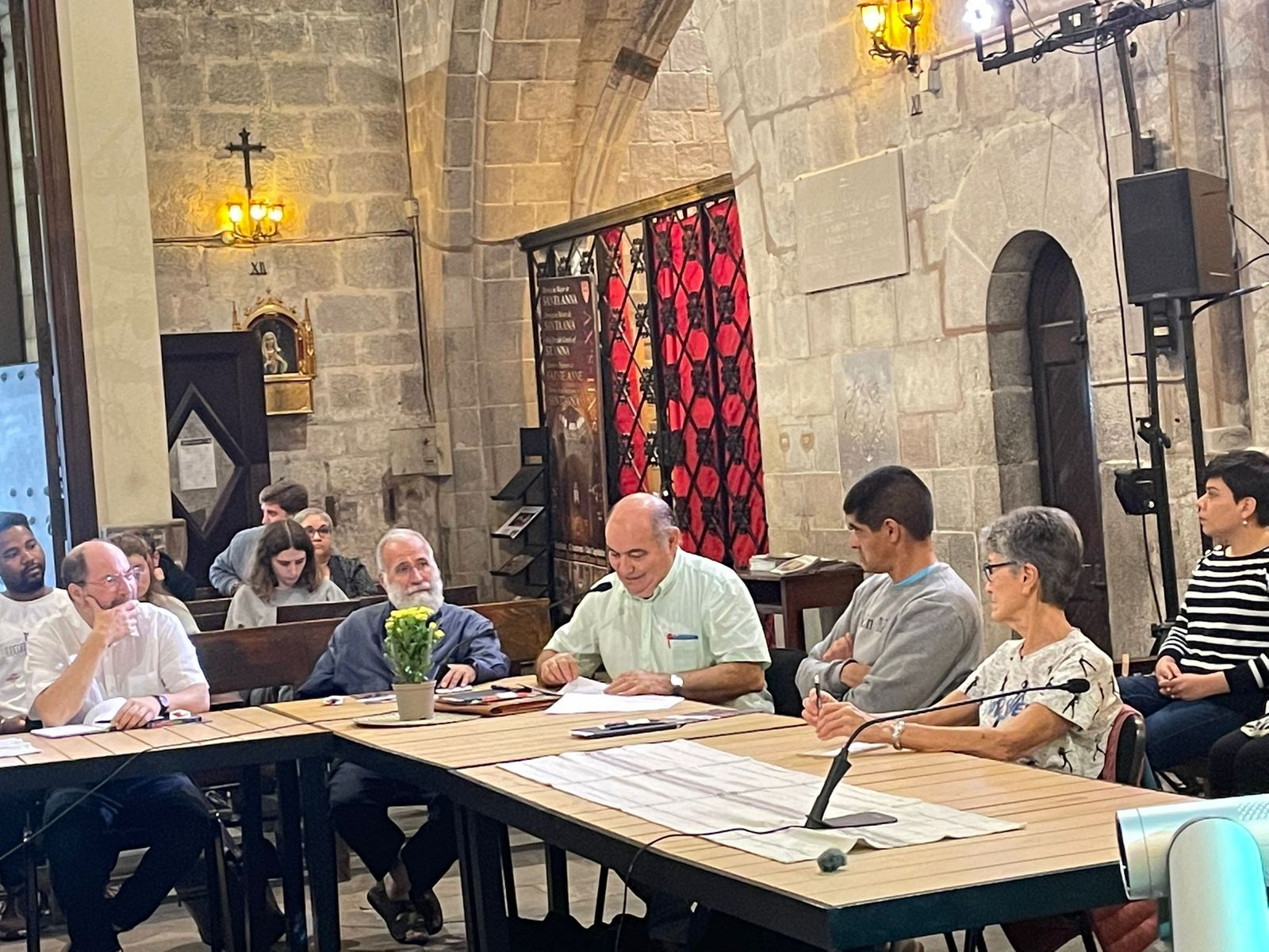 Mesas redondas en Santa Anna