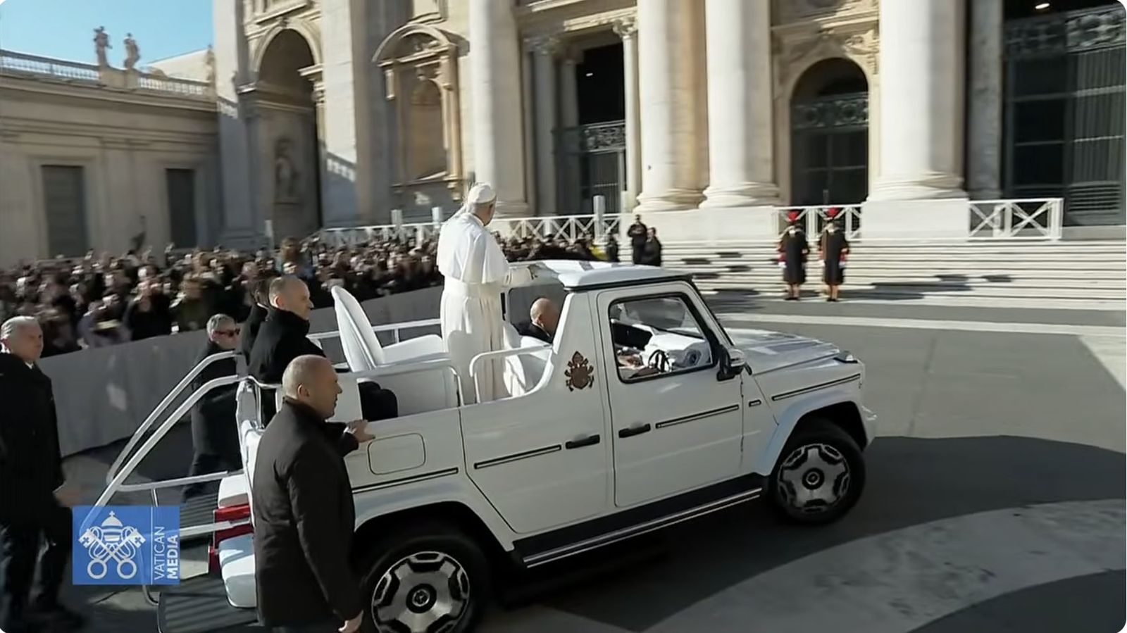 El Papa llega a la audiencia general