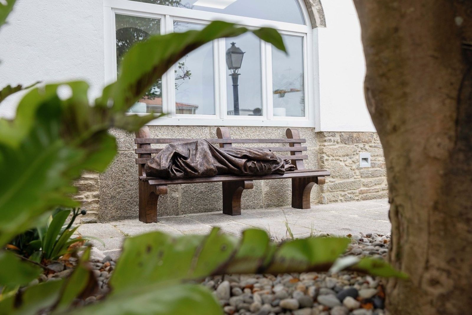 'Homeless Jesus', de Timothy Schmalz. Oficina de Acogida al Peregrino de Santiago de Compostela