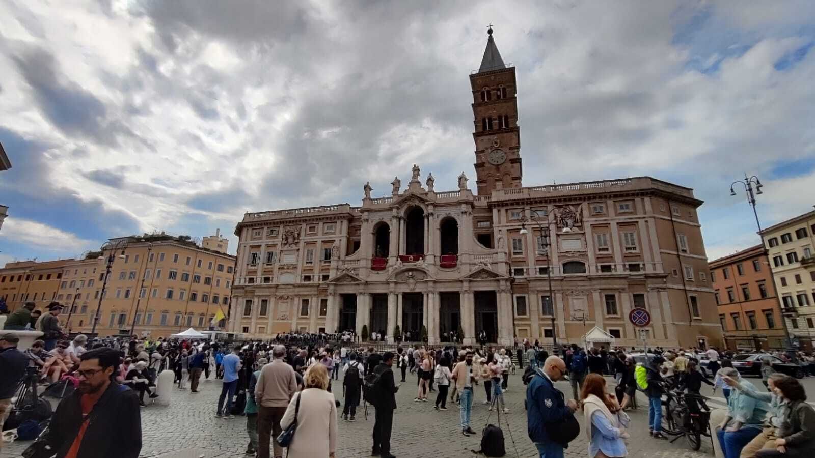 La multitud se agolpa ante Santa María Mayor