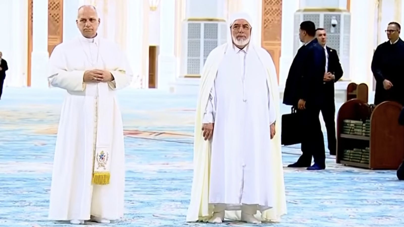 El Papa pasea, descalzo, por la Mezquita de Argel