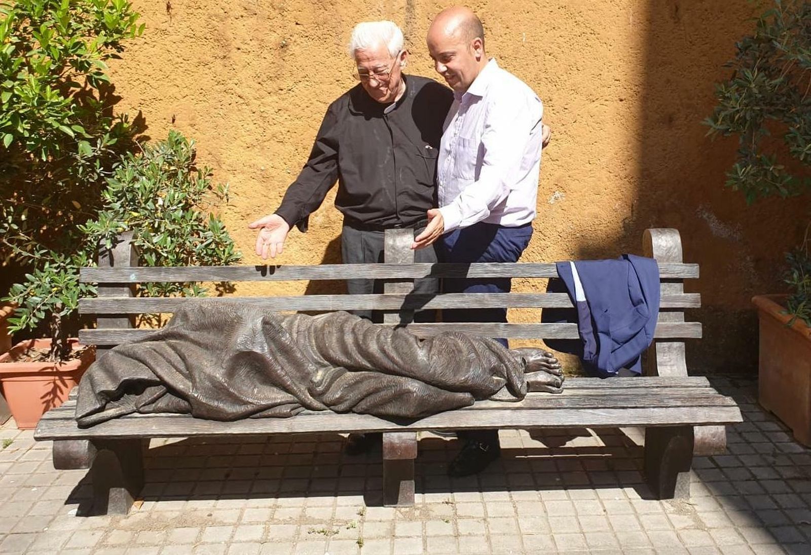 El padre Ángel, junto a la estatua del Cristo sin techo de Roma