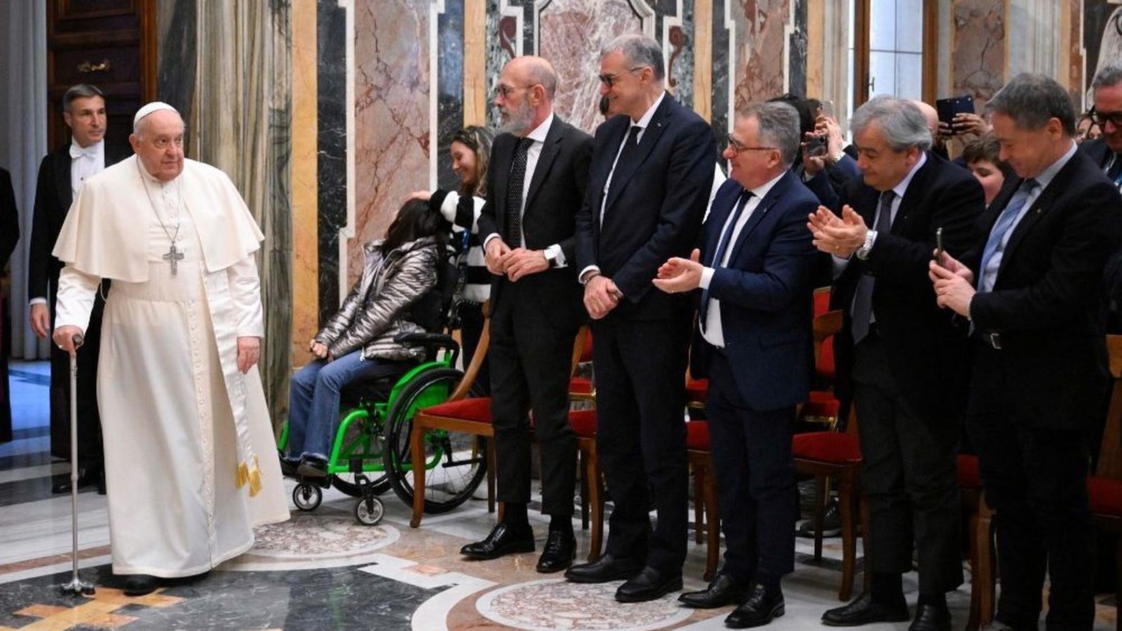 El Papa entra a la la audiencia