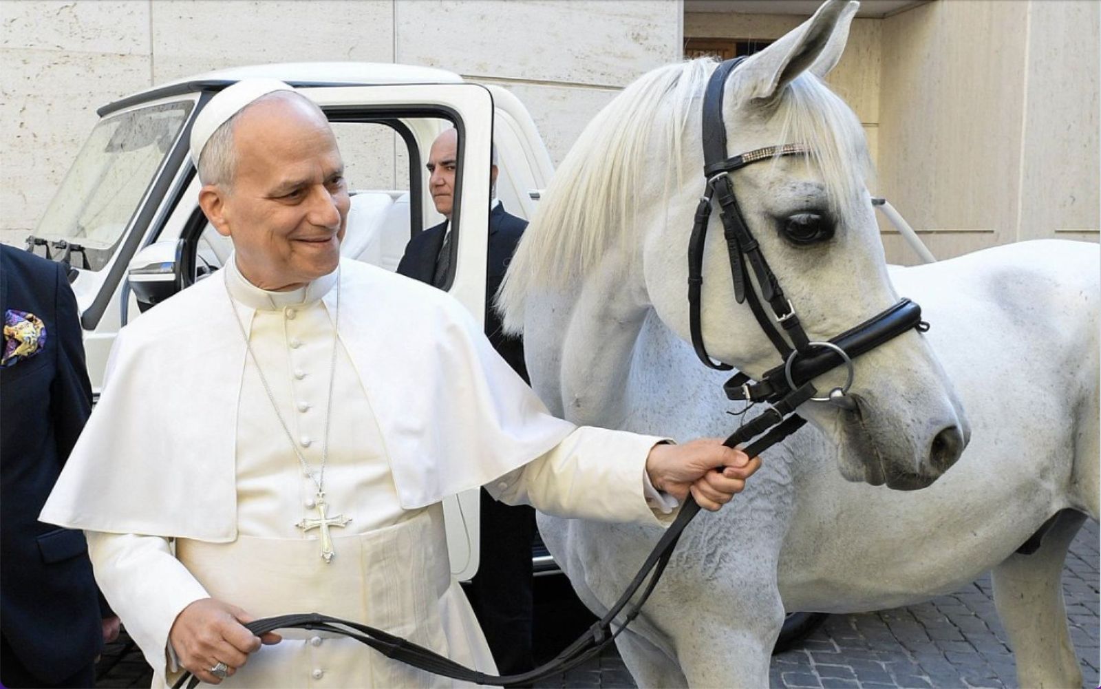 León XIV con Proton, el caballo que le regaló un feligrés