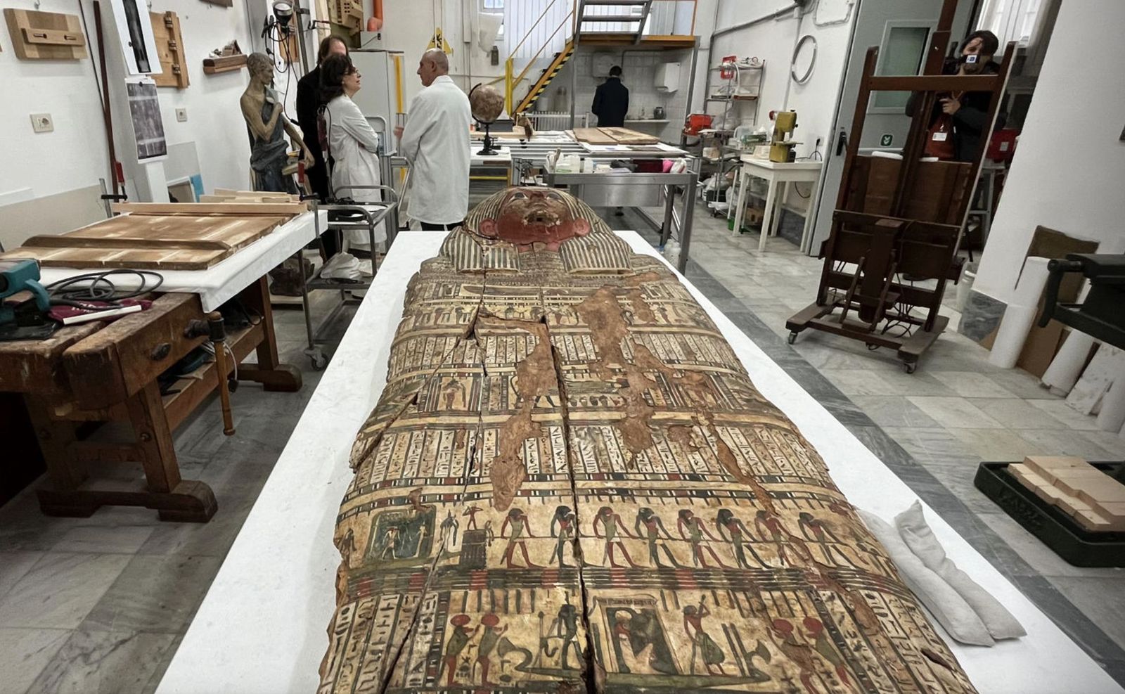 Un sarcófago egipcio en los talleres de los Museos Vaticanos