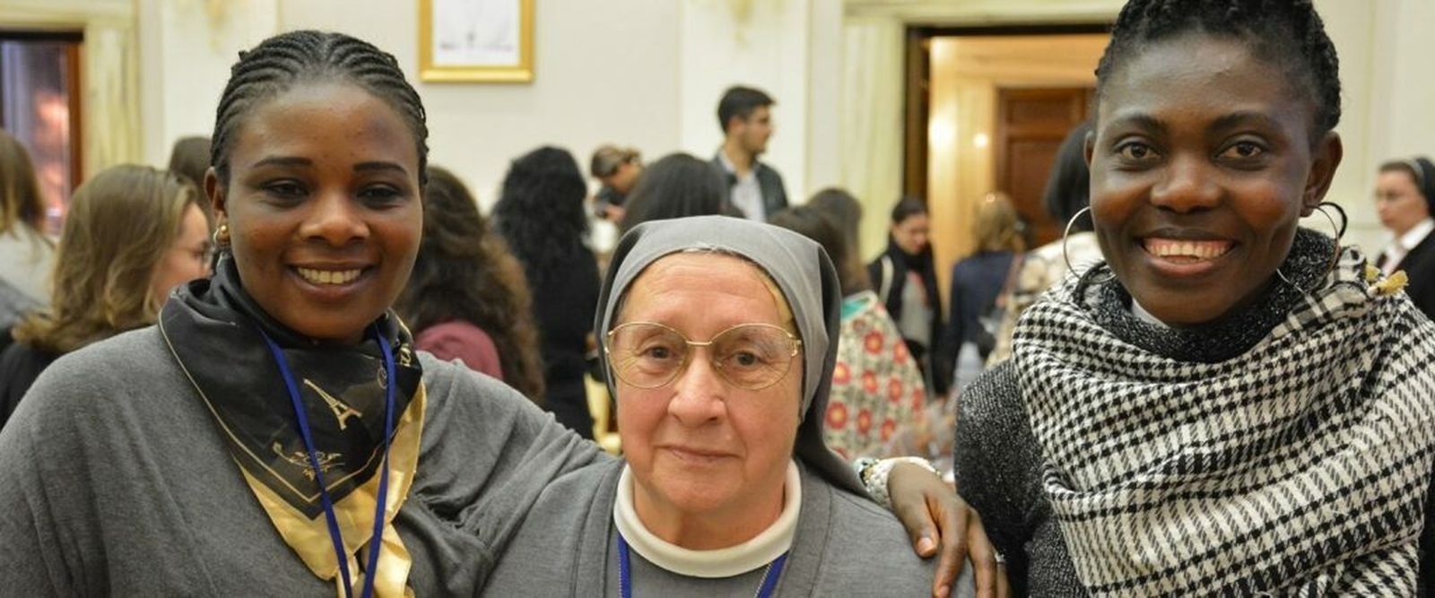 Sor Eugenia Bonetti, con dos mujeres africanas