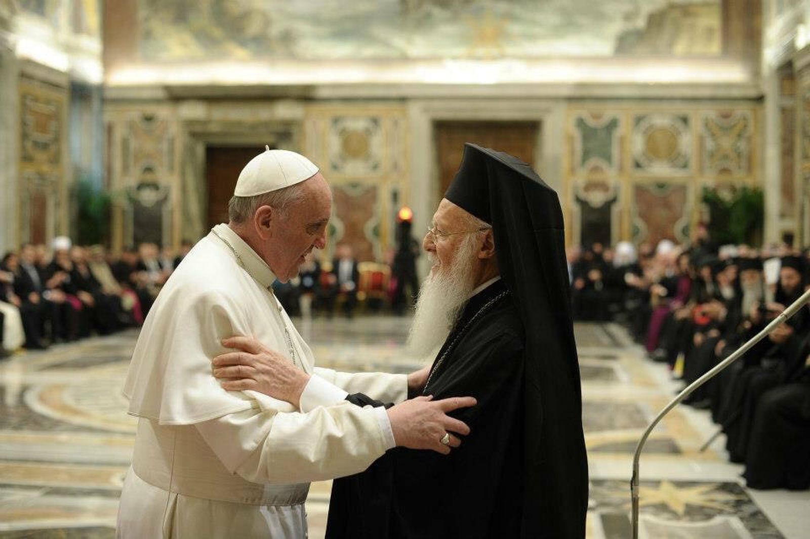 Papa y Patriarca se abrazan en el Vaticano