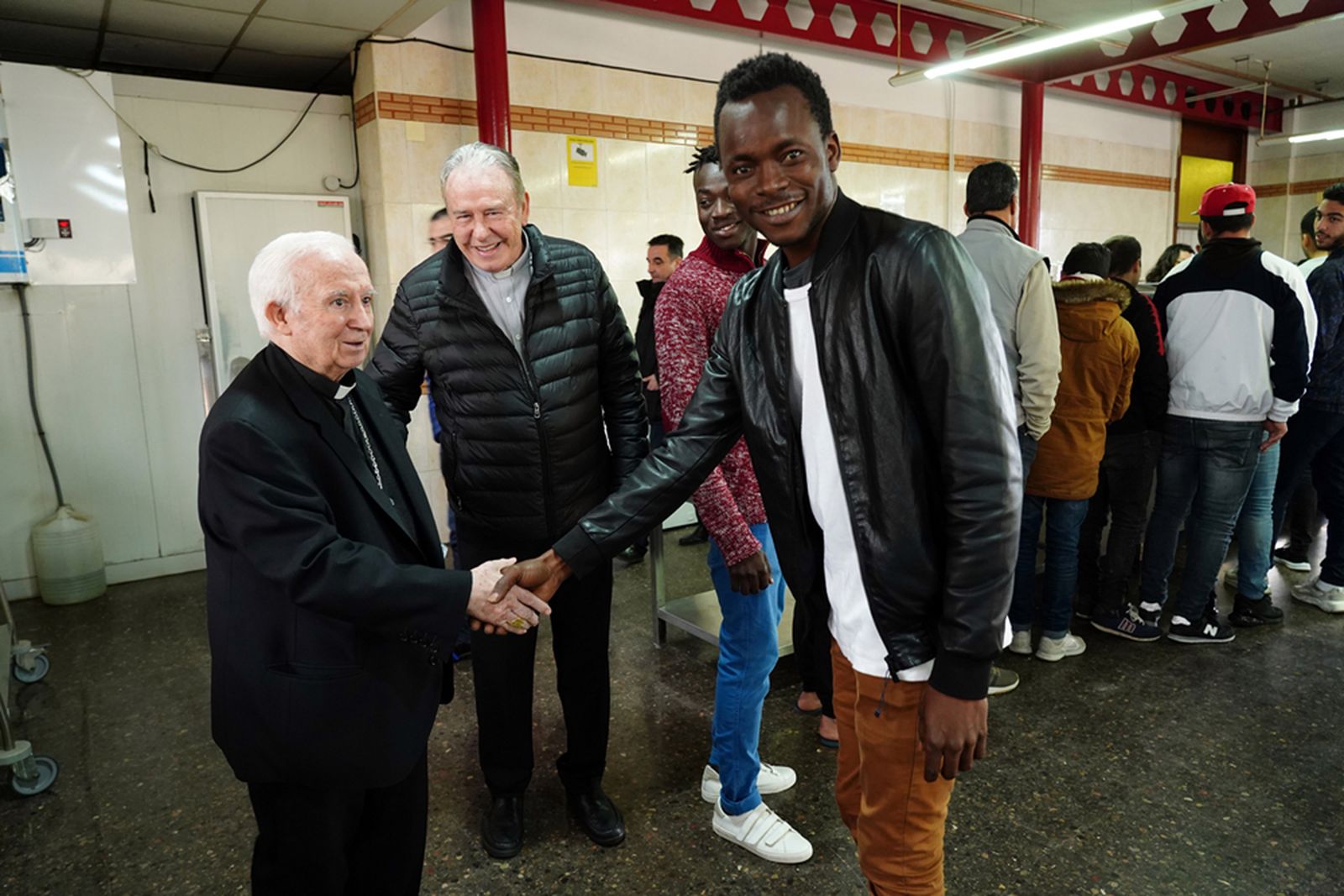 A. Cañizares saluda a uno de los usuarios de CIDES