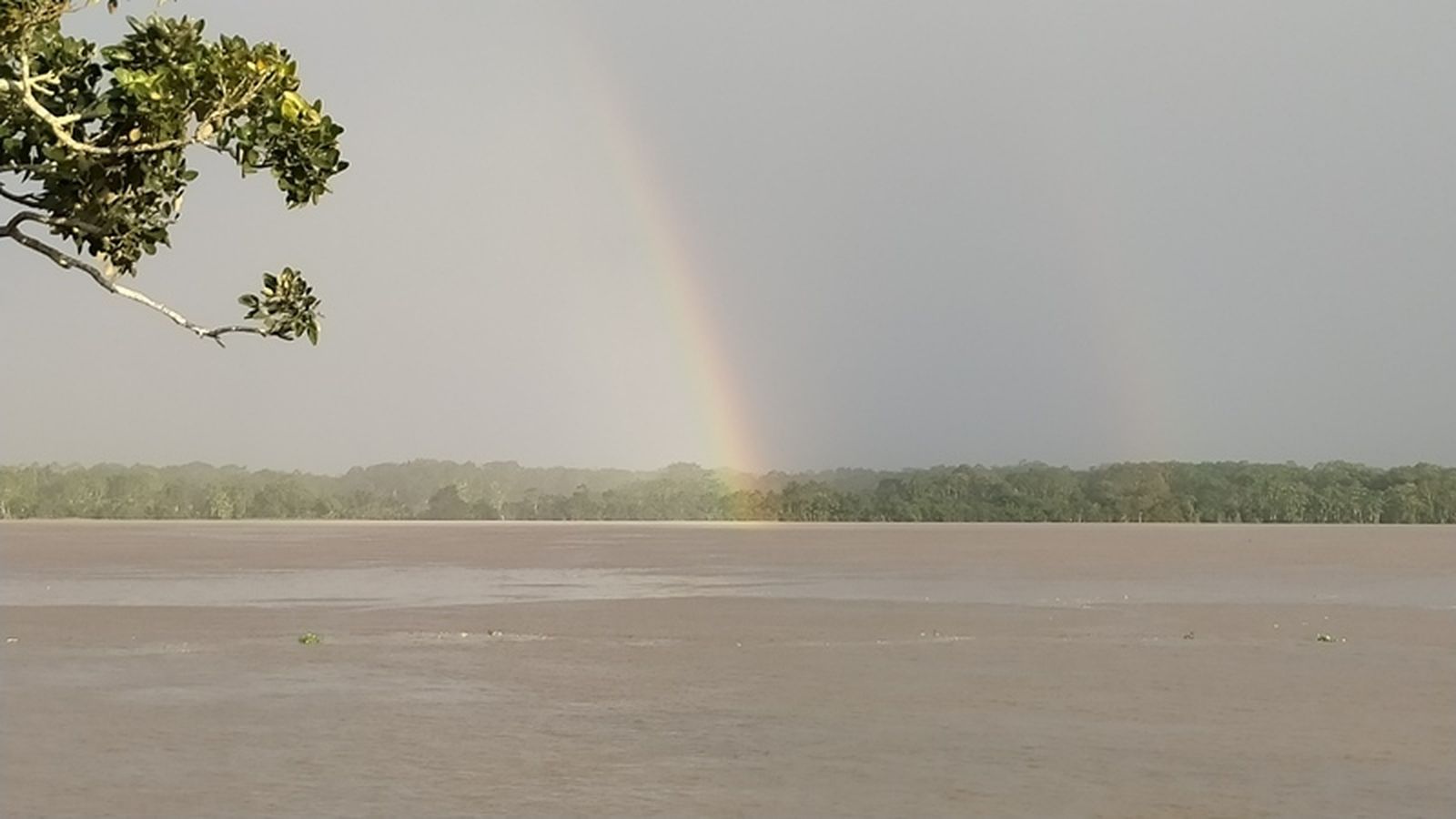 Atardecer gris con arco iris sobre el Amazonas en Indiana (Perú)