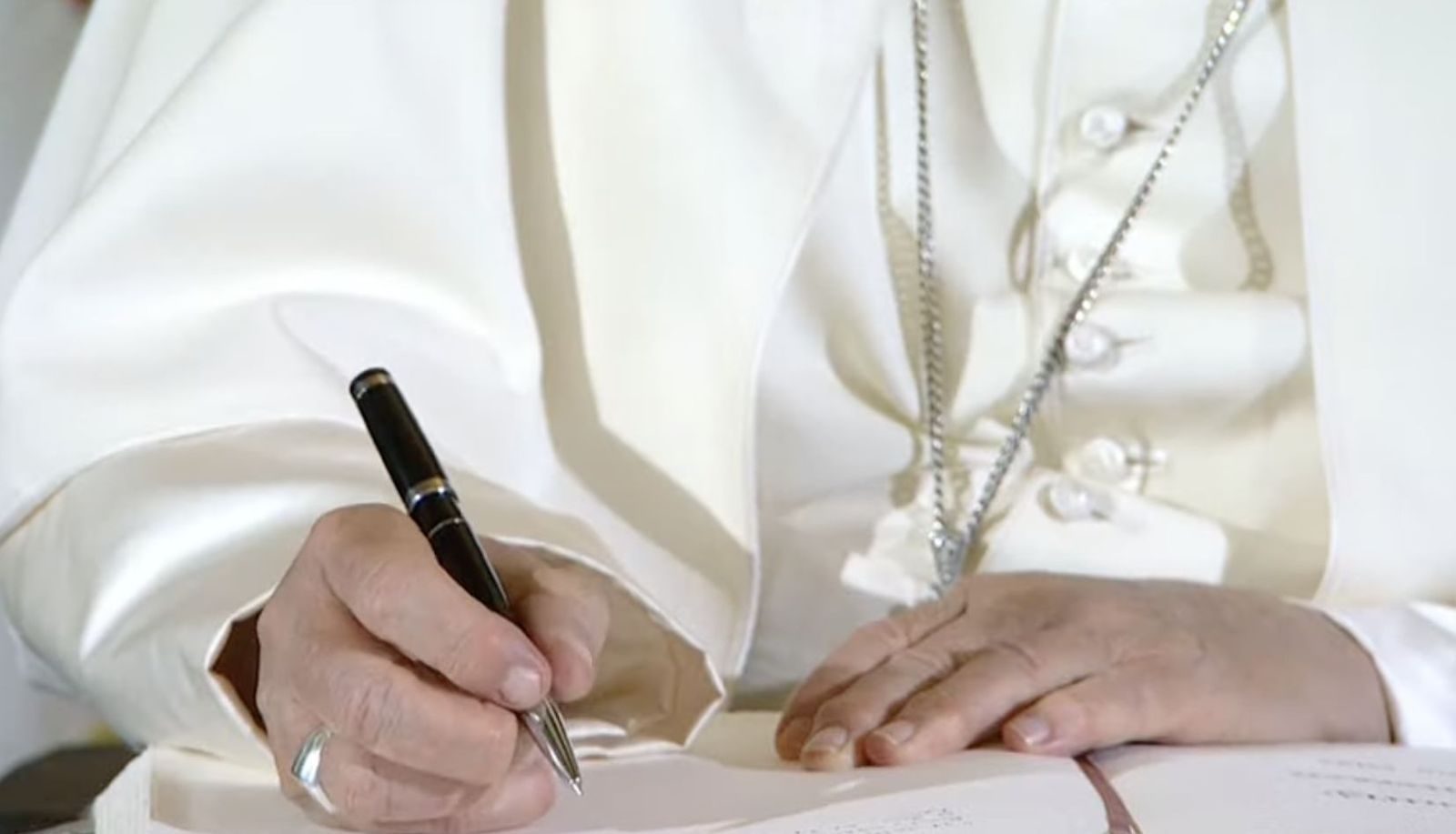 Francisco firma en el Libro de Oro de la ciudad de Roma