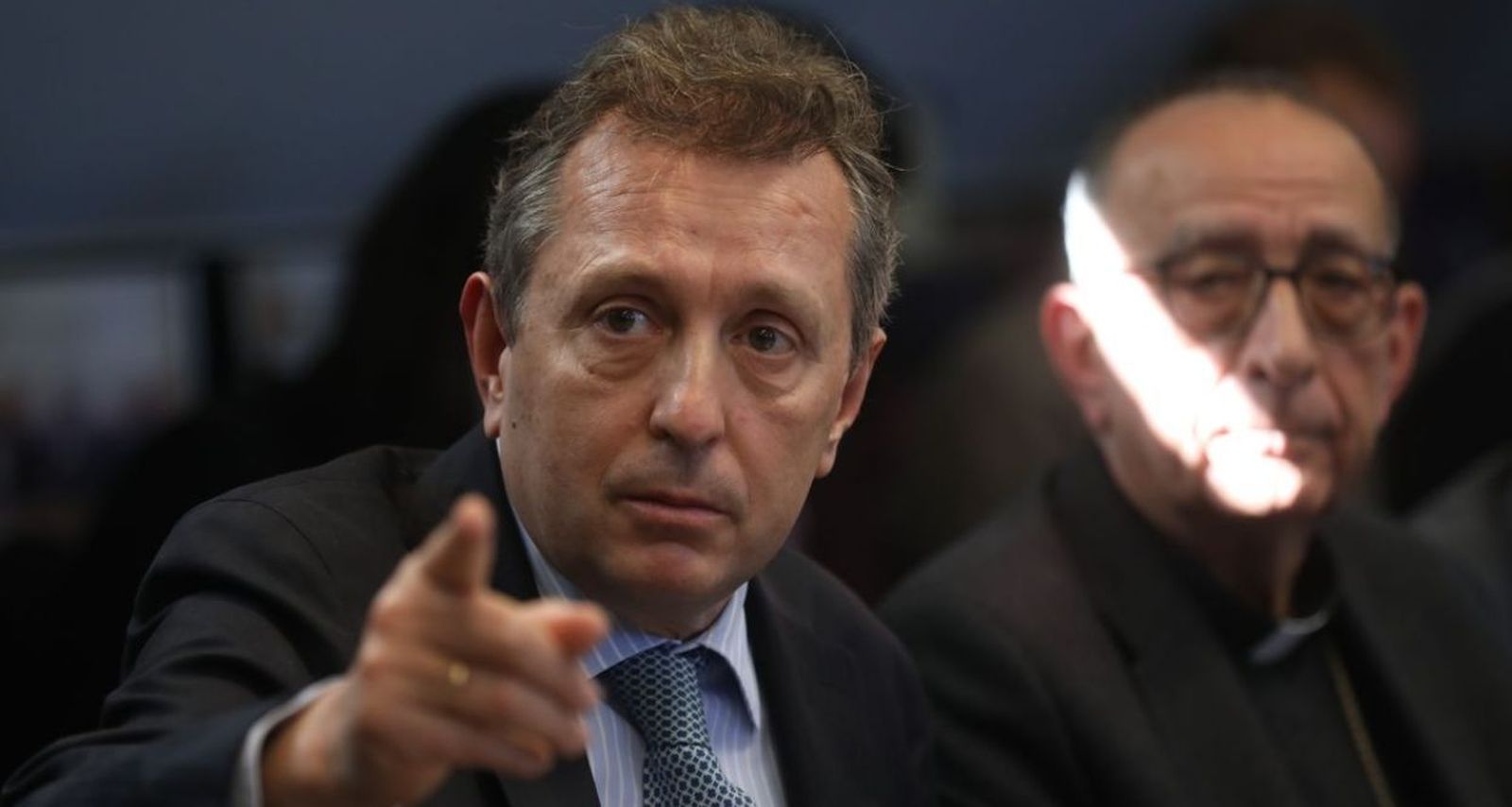 Cremades y el cardenal Omella en la presentación de la auditoría