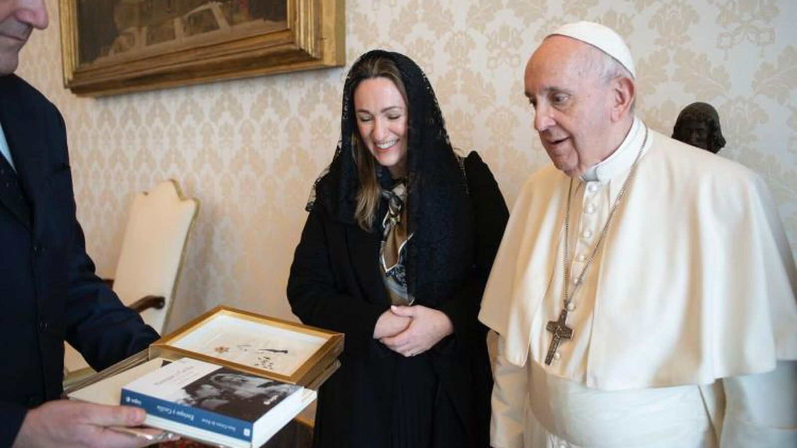 Gonzalo Tanoira, el Papa y Sara Shaw.