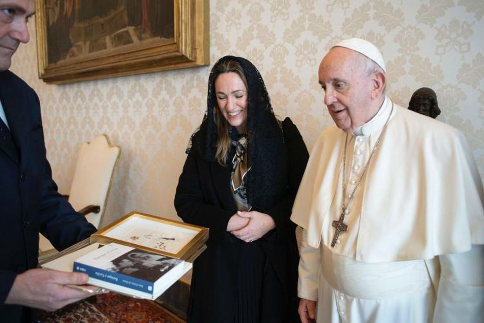 Gonzalo Tanoira, el Papa y Sara Shaw.
