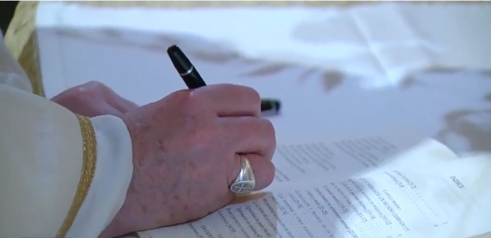 El Papa firma su encíclica 'Fratelli tutti'