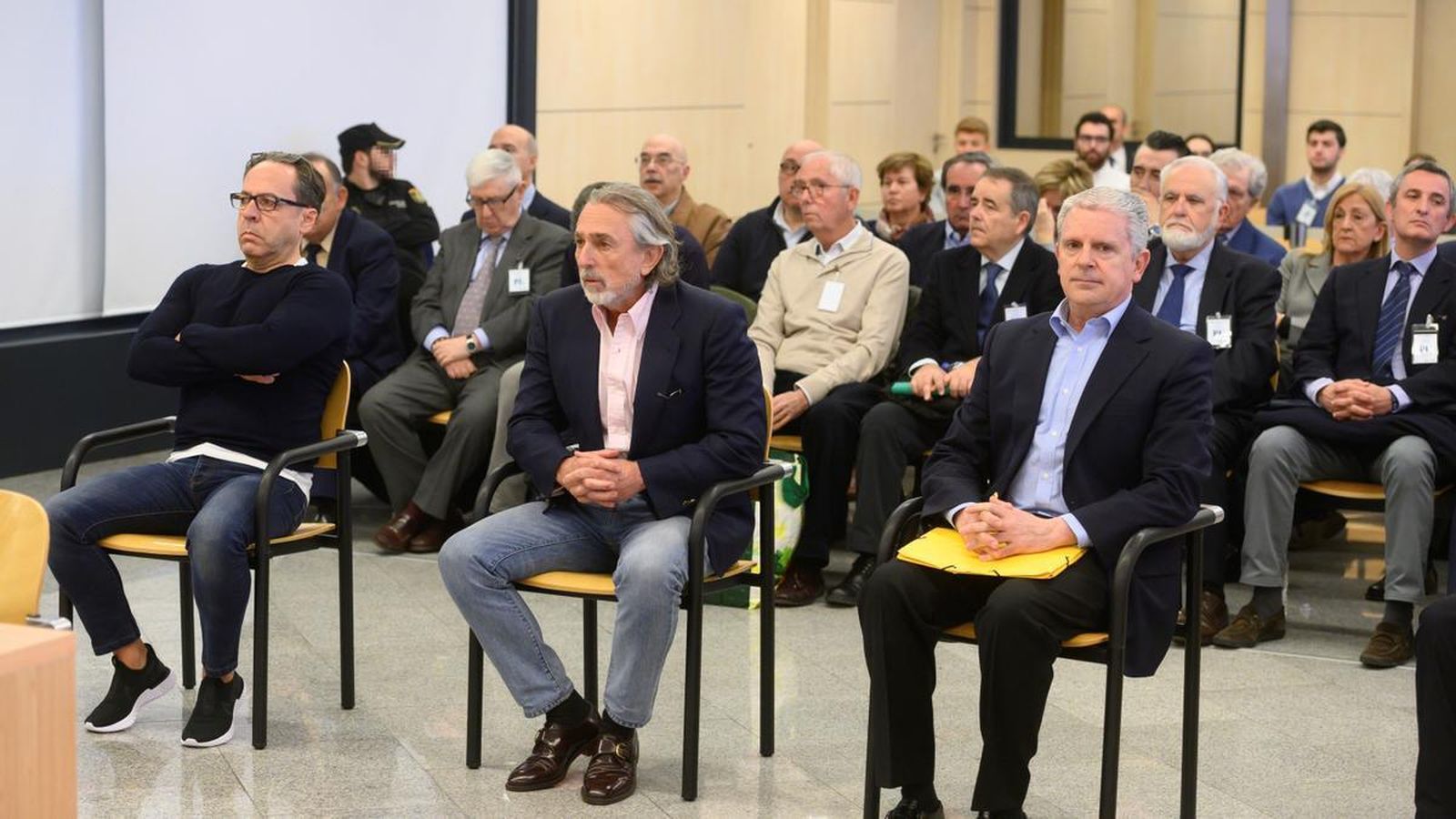 Los acusados Álvaro Pérez "El Bigotes"" (i), Francisco Correa (c) y Pablo Crespo (d) al comienzo del juicio EFE/ Fernando Villar