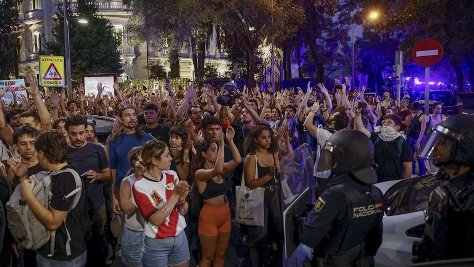 Miles de personas reclaman el "ático de Ayuso" para Maricarmen, la anciana desahuciada