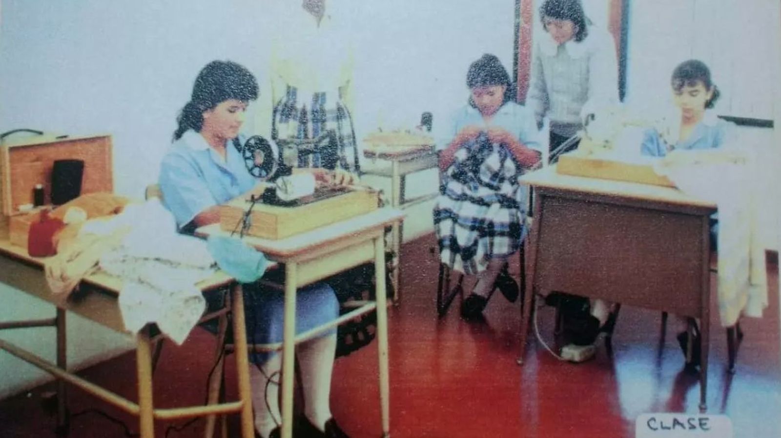 Clases de costura en el ICES del Opus Dei de Argentina