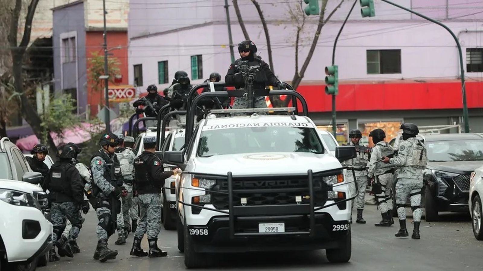 Integrantes de la Guardia Nacional resguardan la zona donde trasladaron el cuerpo de Nemesio Rubén Oseguera Cervantes, alias 'El Mencho', líder del Cártel Jalisco Nueva Generación (CJNG) abatido en Ciudad de México (México).