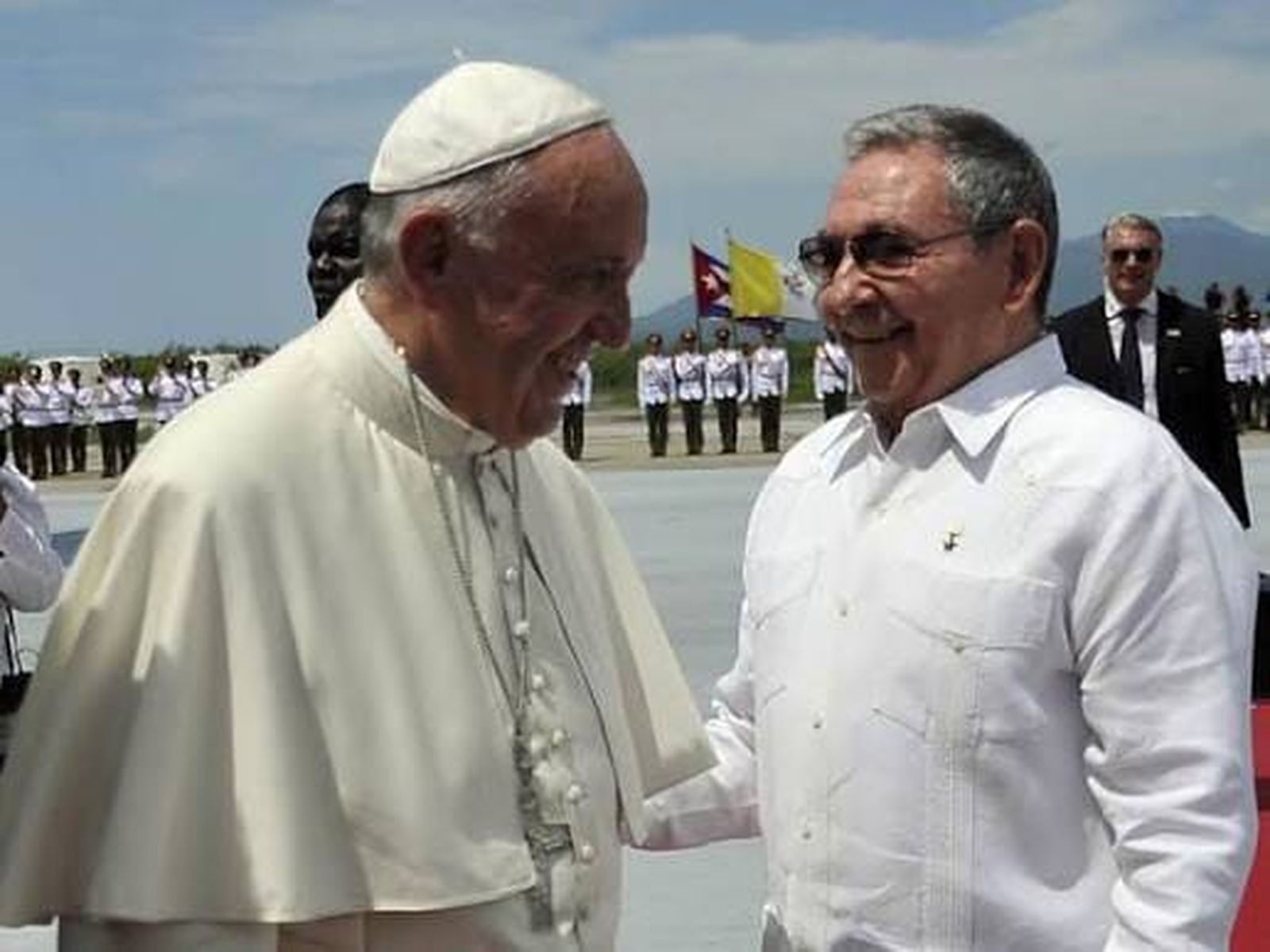Francisco saluda a Raul Castro en Cuba 2015