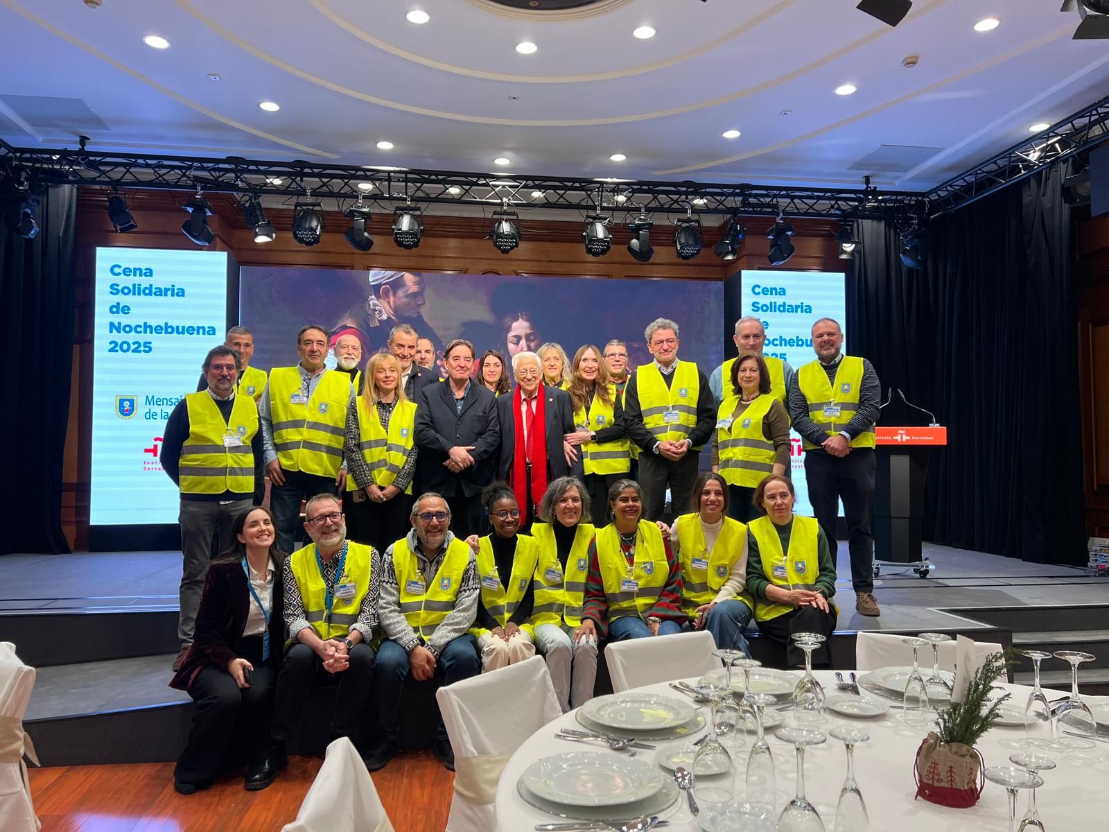 García Montero, el padre Ángel y los voluntarios de Mensajeros de la Paz y el Instituto Cervantes