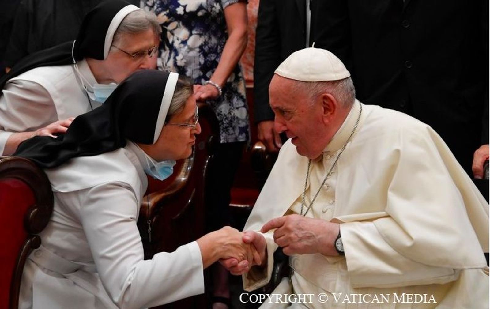 Francisco saluda a dos religiosas en Notre Dame