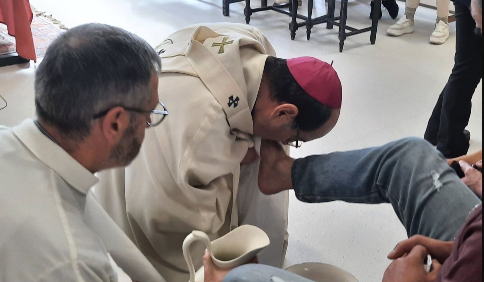 Roselló besa los pies a un recluso