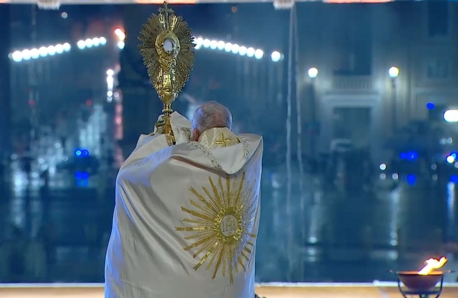 Papa bendice con el Santísimo