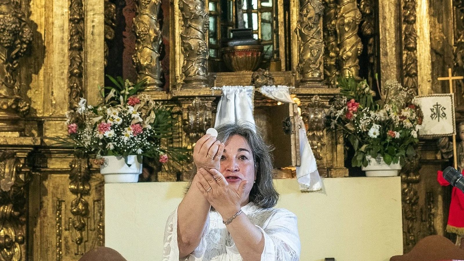 Elena Lastra, ‘ministro extraordinario de la sagrada comunión’