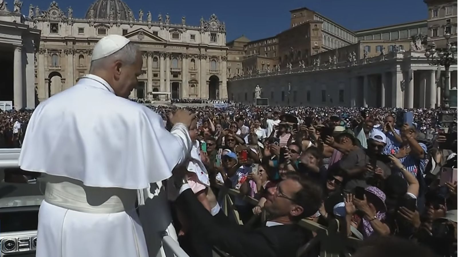El Papa bendice a un bebé