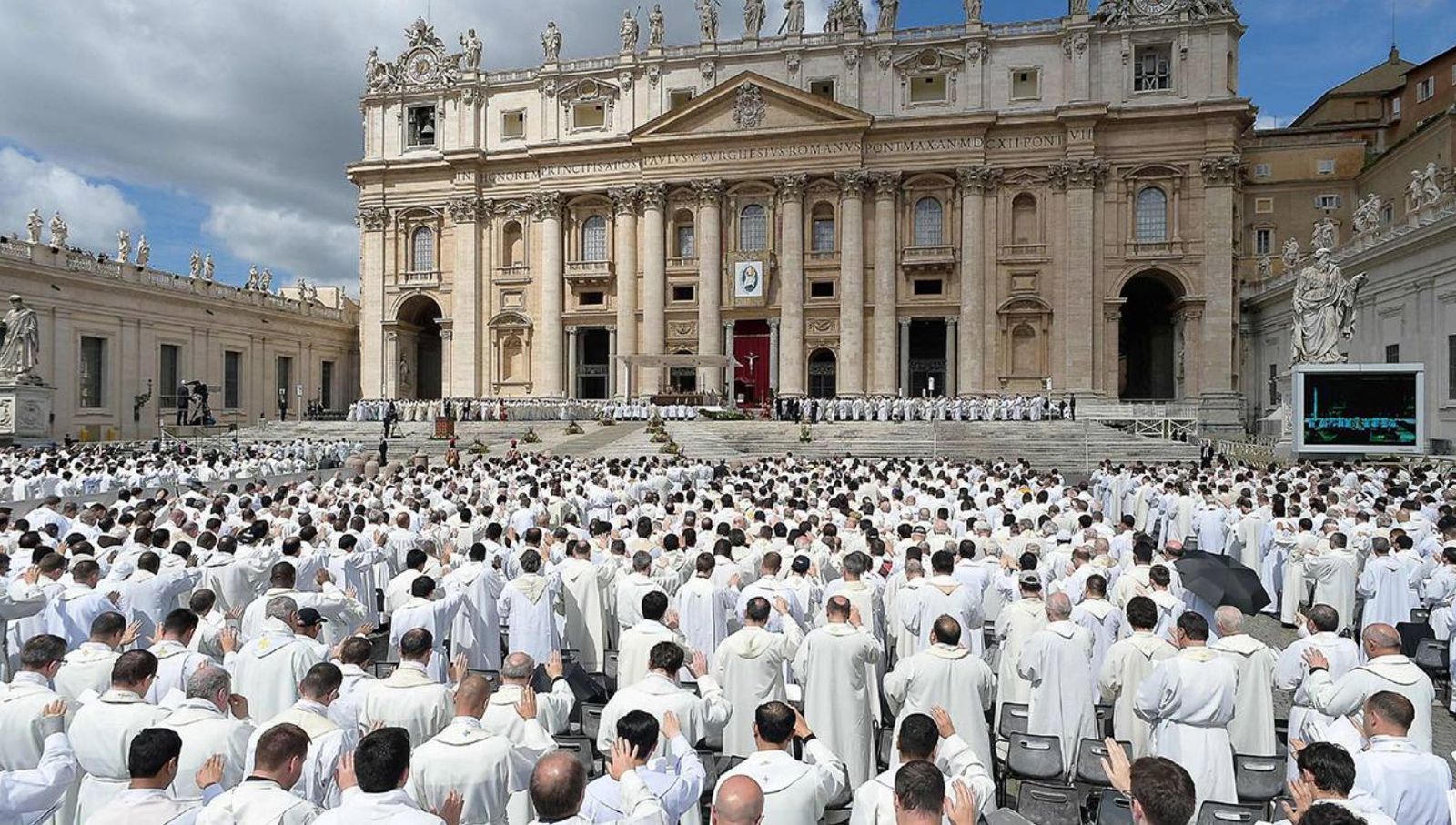 Sacerdotes, en la Plaza de San Pedro
