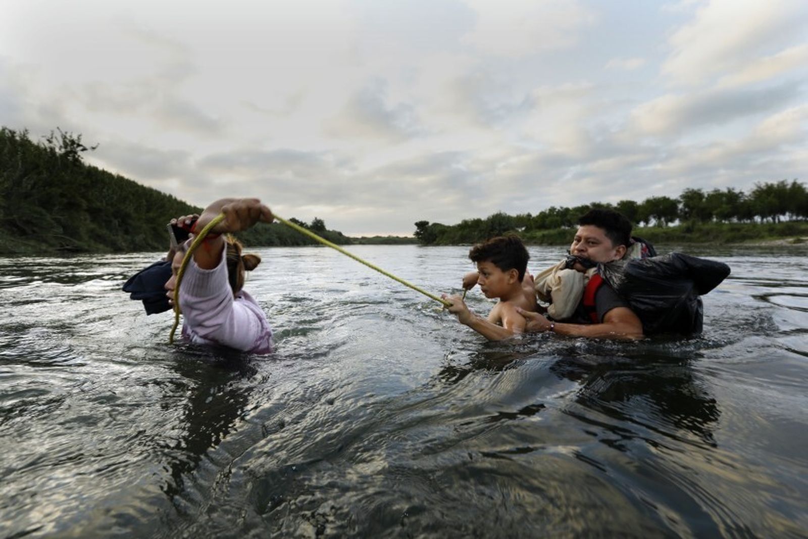 Migrantes cruzando el Río Grande