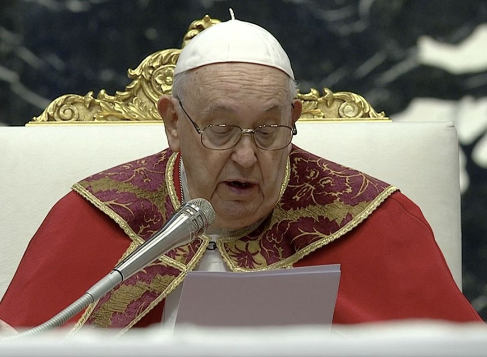 El Papa, durante la misa por Benedicto XVI y los cardenales y obispos difuntos en el año