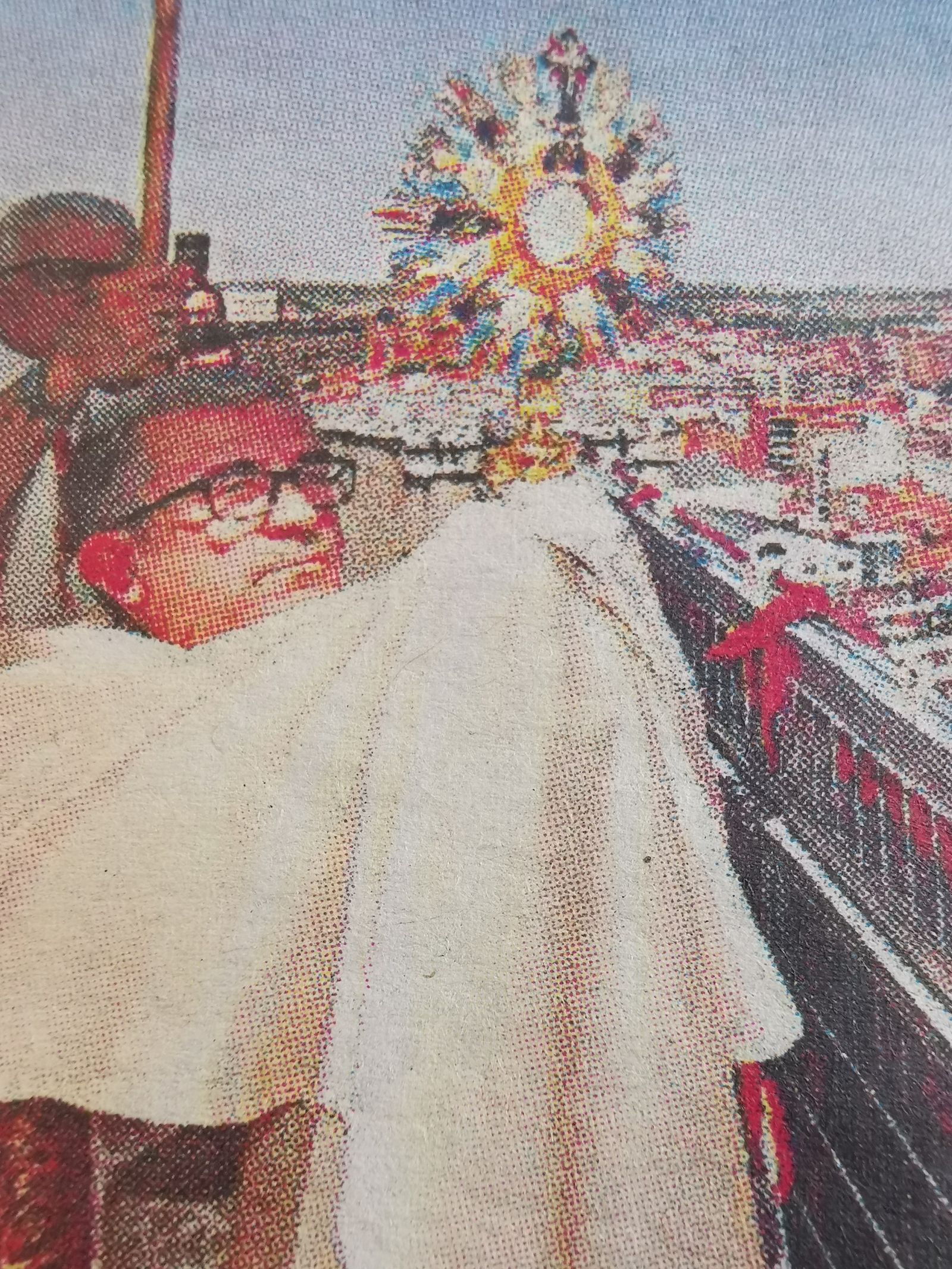 El arzobispo de Valladolid sostiene la Custodia desde 70 metros de altura