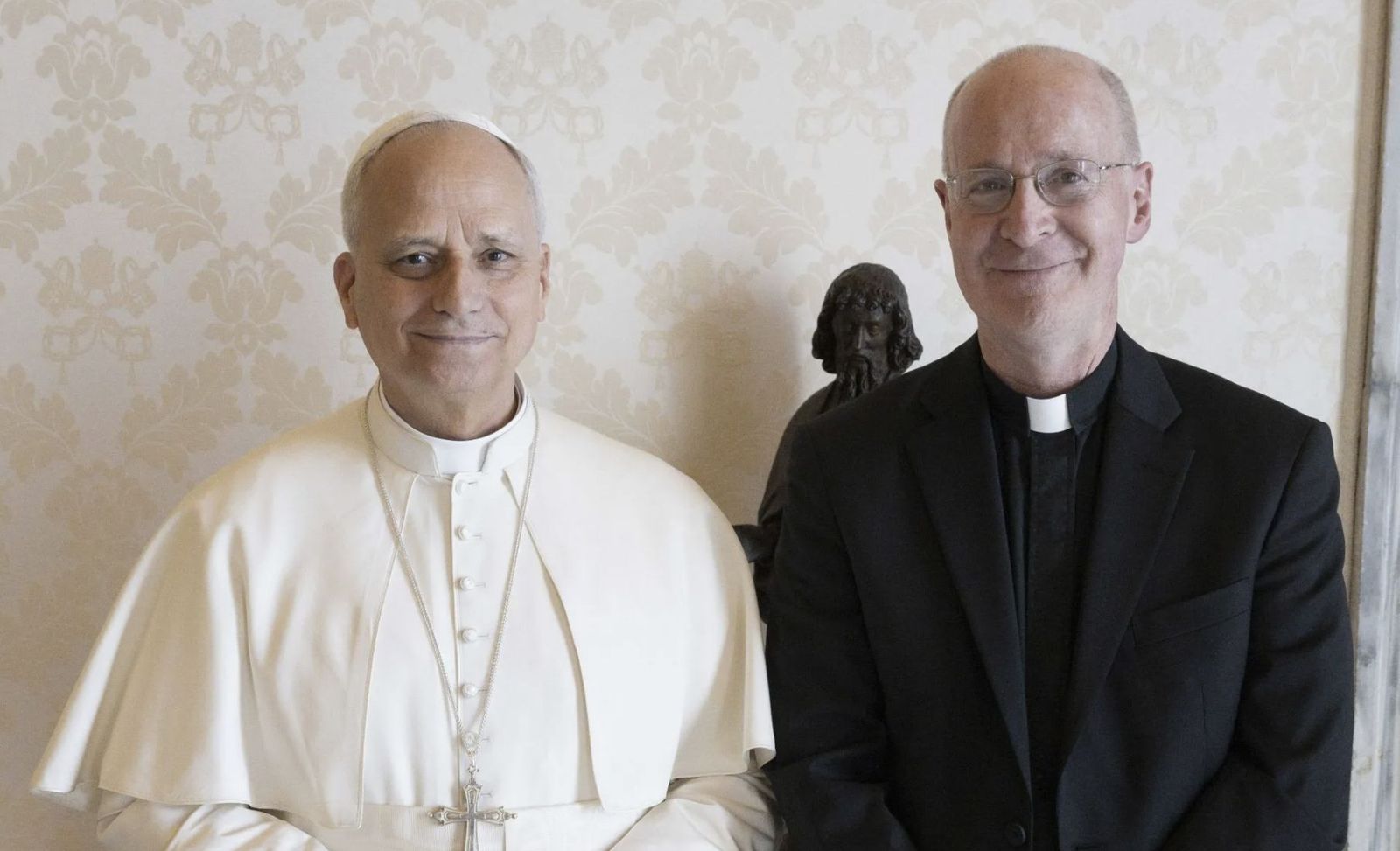 León XIV  y James Martin