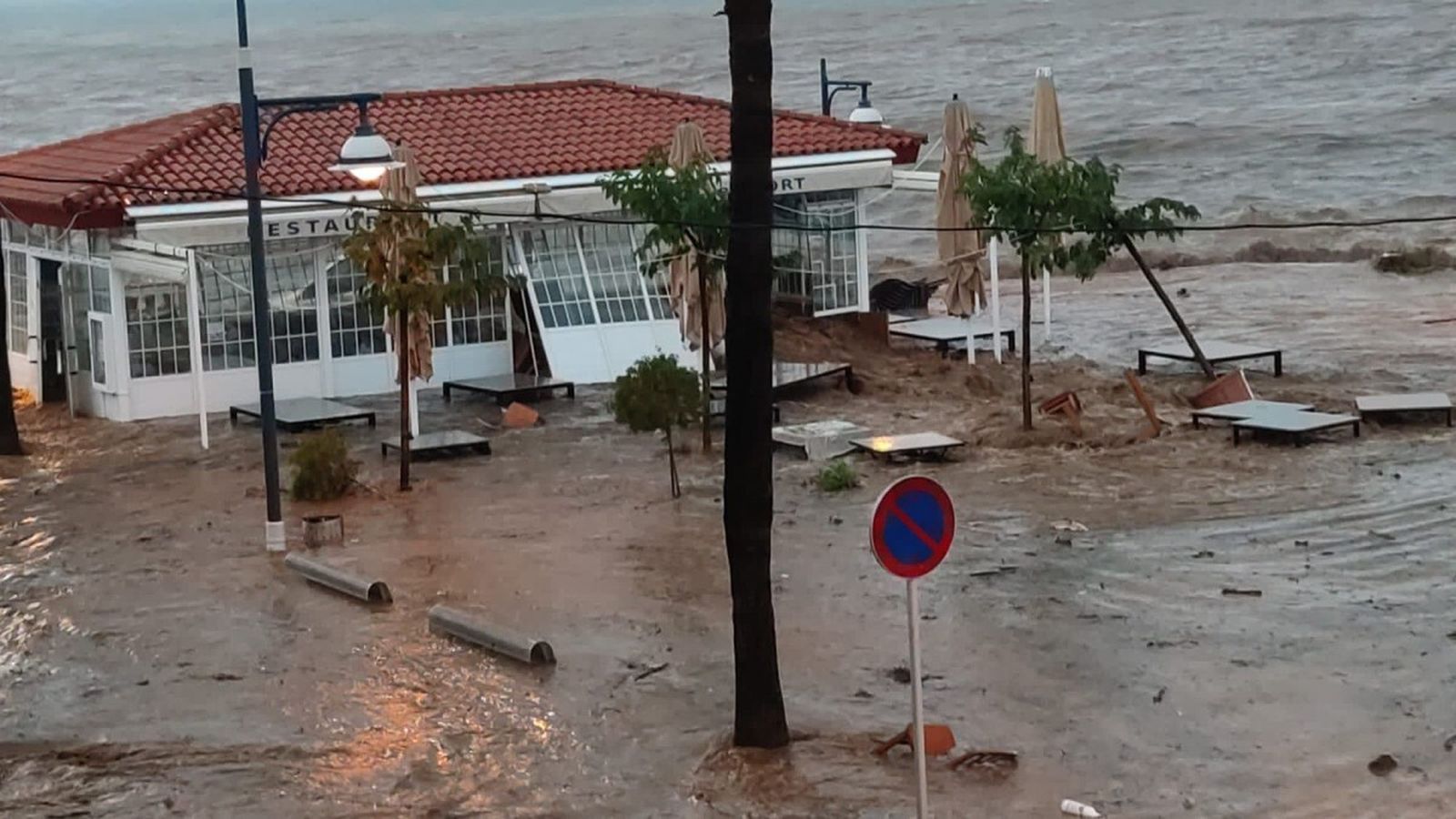 El puerto de les Cases d'Alcanar inundado